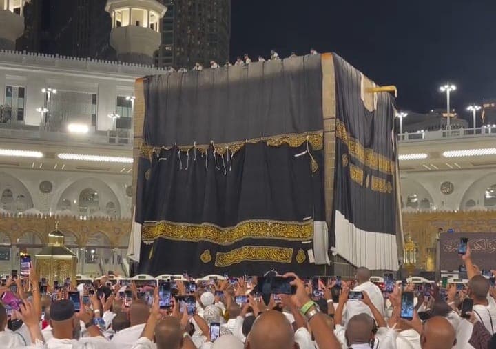 Pergantian Kain Kiswah: Momen Sakral di Setiap Awal Tahun Hijriyah